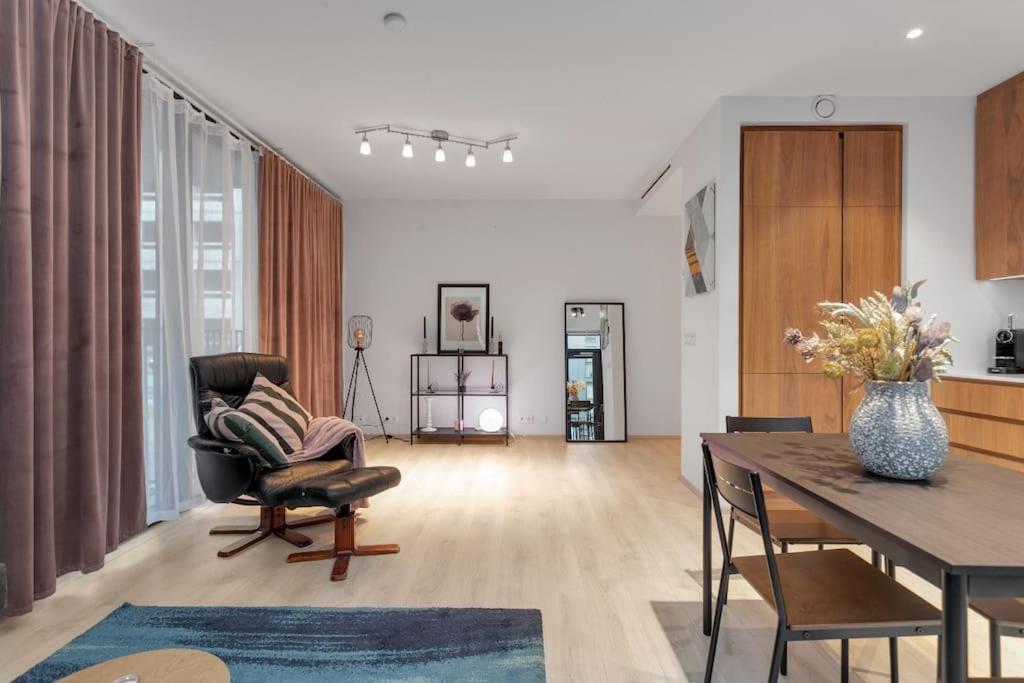 Premium Queen Downtown Apartment