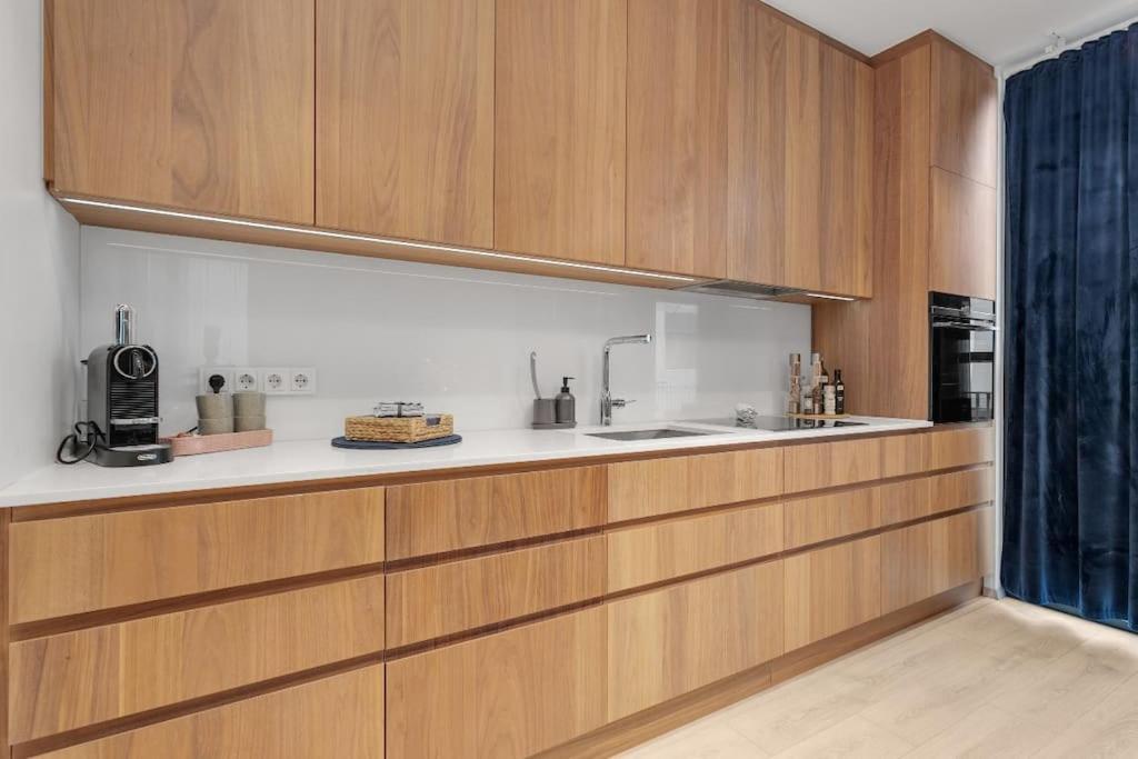 Premium Queen Downtown Apartment